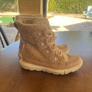 Sorel youth explorer cozy snow boots- size 4